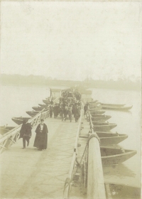Il ponte di chiatte sul Po tra Ficarolo e Stellata di Bondeno attraversato dal corteo funebre del conte Ermanno Giglioli nel 1907