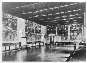 Il salone dei Mesi con le bacheche per l&#039;esposizione dei codici miniati al Civico Museo Schifanoia, inaugurato nel 1898